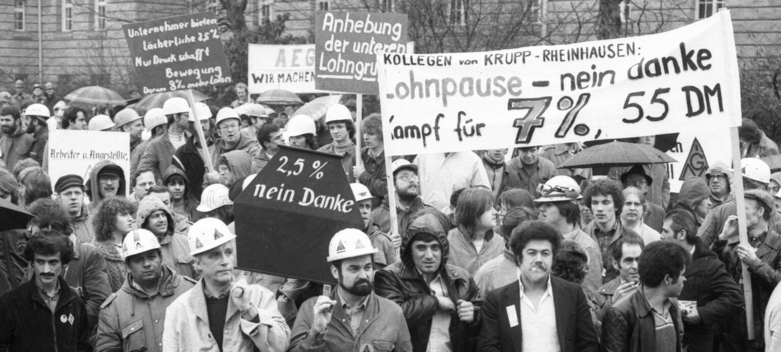 Demonstriernde Menschenmenge mit Plakaten