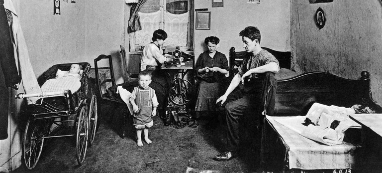 Arme Arbeiterfamilie zur Zeit der Industriealisierung. Alles in einem Raum