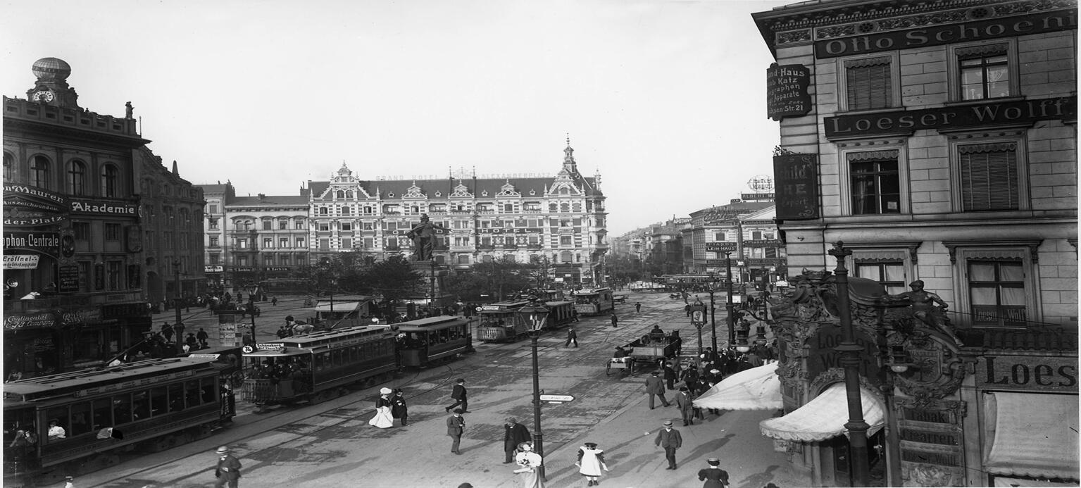 Ansicht des Alexanderplatzes mit Strassenbahnen; im Hintergrund das `Grand Hotel' in der Bildmitte die Berolina, vorn die Ecke Dircksenstrasse mit Loeser und Wolff Geschaeft - um 1900